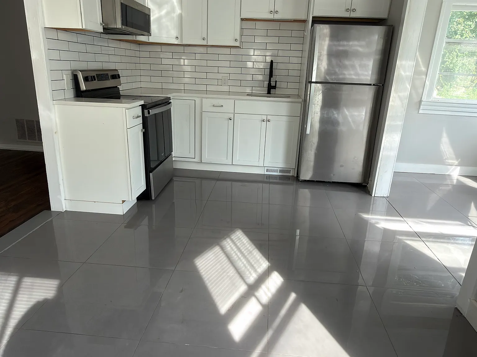 3 bed, 1000 sqft, $2,200 — Photo 3