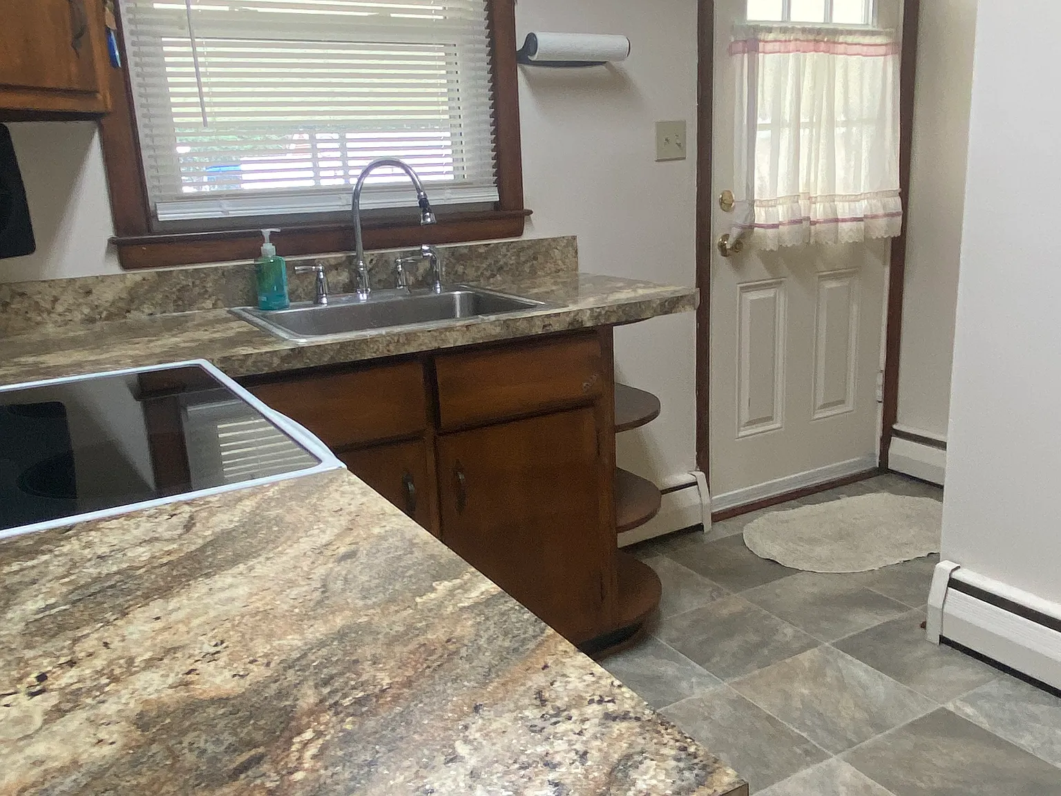 3 bed, 1.5 bath, 1950 sqft, $2,450 — Photo 3