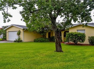 924 Eden Isle Dr NE, Saint Petersburg, FL 33704