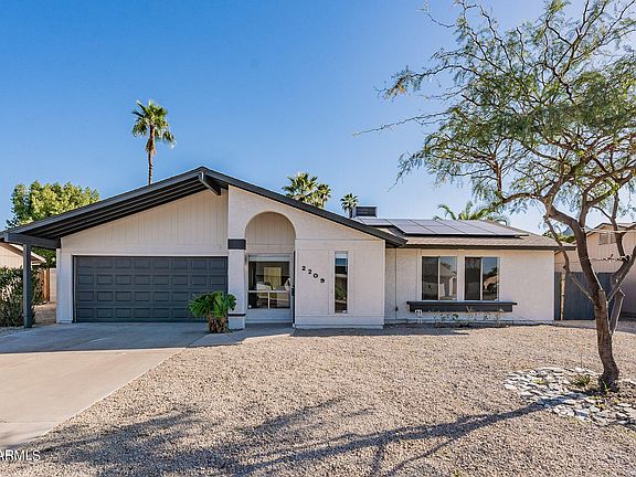 3rd image of 2209 E MARCONI Avenue
