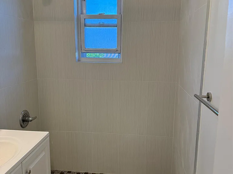 347 Quincy Ave — Photo 6
