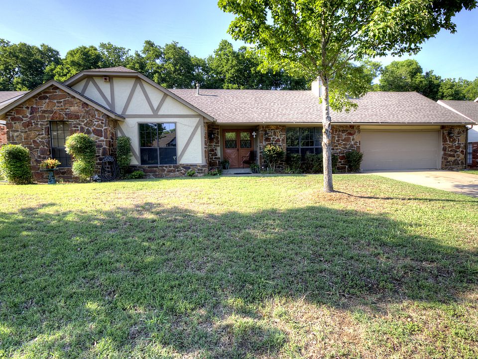 1st image of 2604 Parkwood Dr