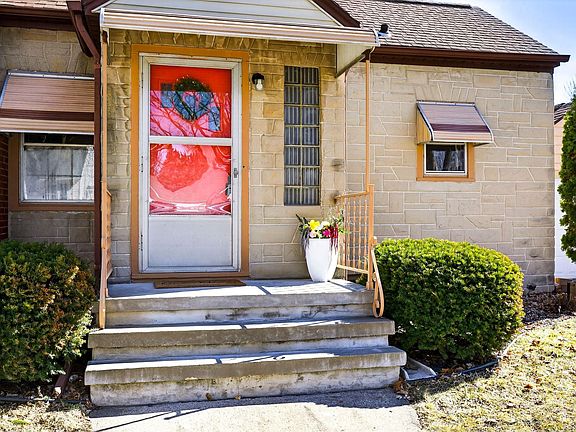 3rd image of 1108 N Gillett St