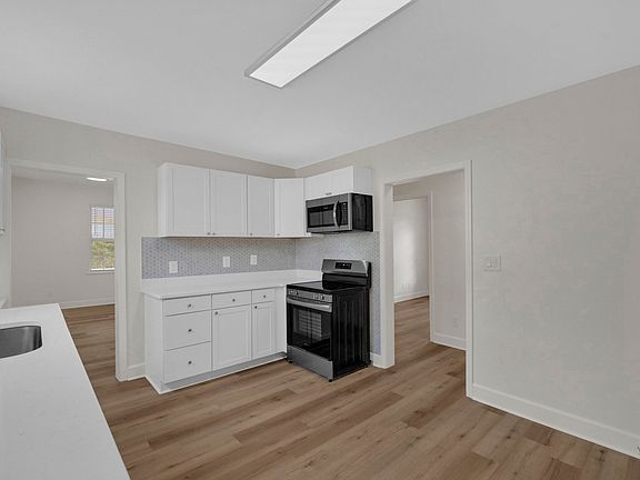 4th image of 638 Branch St