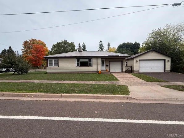 420 N Hemlock St, Ironwood, MI 49938