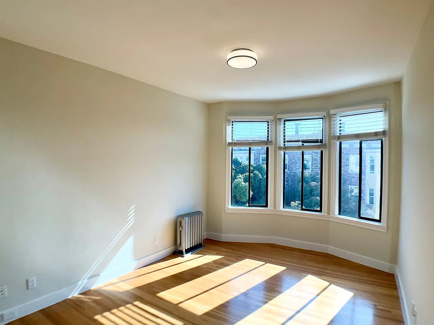 Updated Top Floor 1br. Dishwasher! In-Unit Laundry! — Photo 2