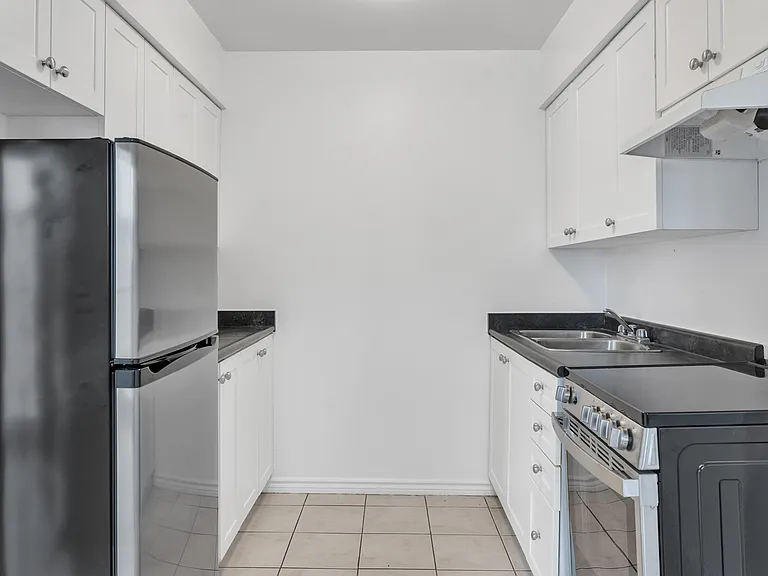 122 Elizabeth St — Photo 2