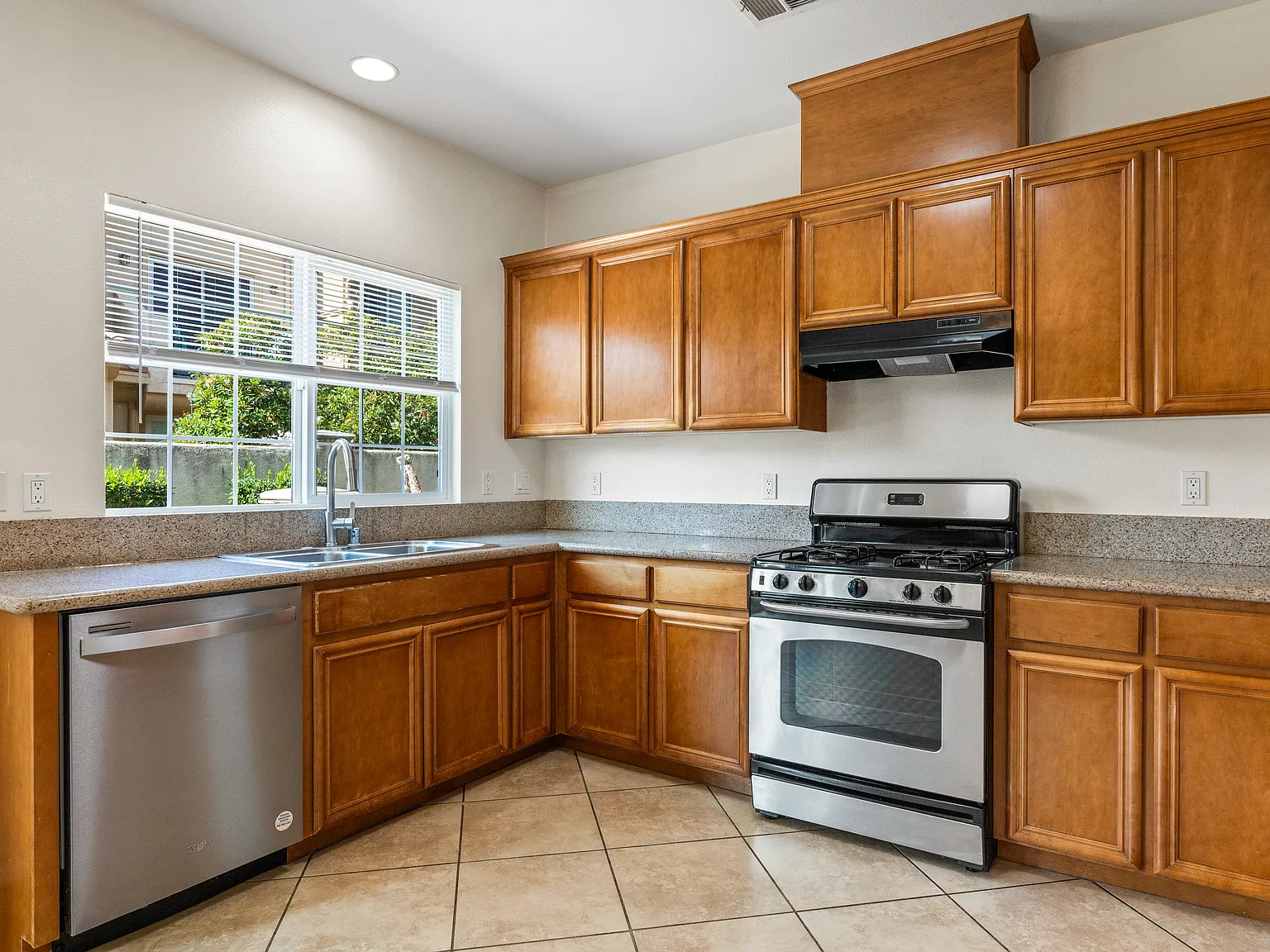 3 bed, 1341 sqft, $3,399 — Photo 3