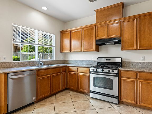 3rd image of 1472 Patricia Ave