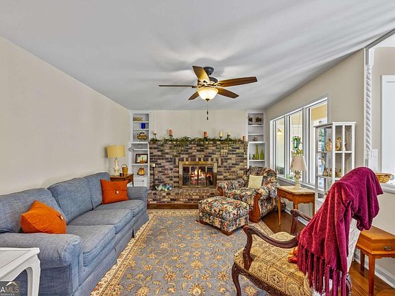 5th image of 684 Honeysuckle Rd