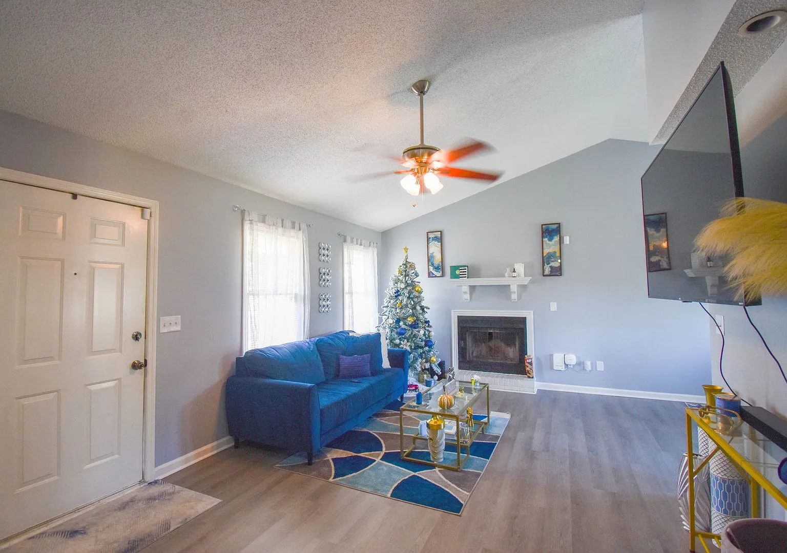 Coming Soon-One Months Rent FREE- 3 Bedroom 2 Bathroom- Pets Considered — Photo 4