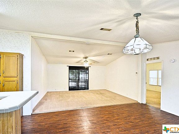 5th image of 582 Woodcreek Cir