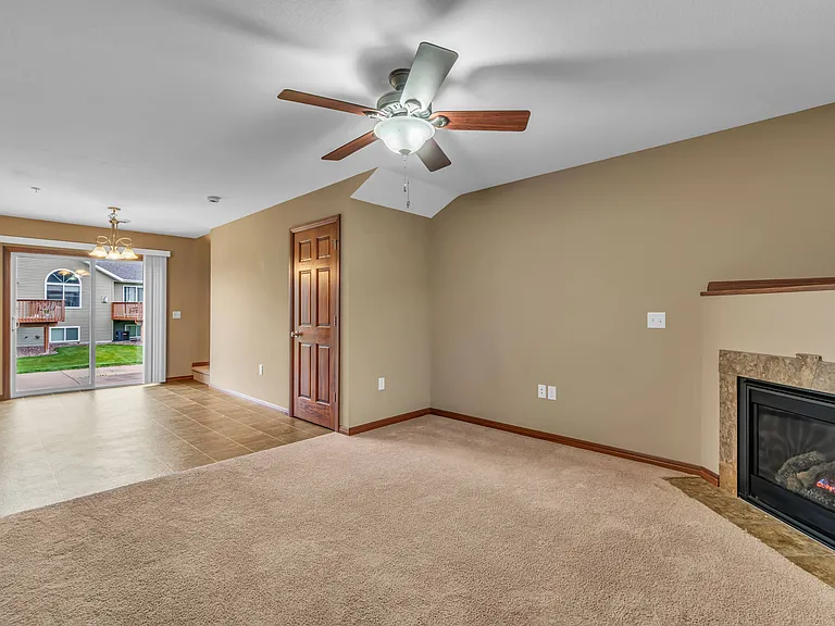Willow Creek Townhomes — Photo 8