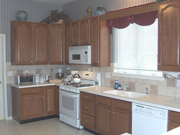      Eat-in kitchen is 16'x12'