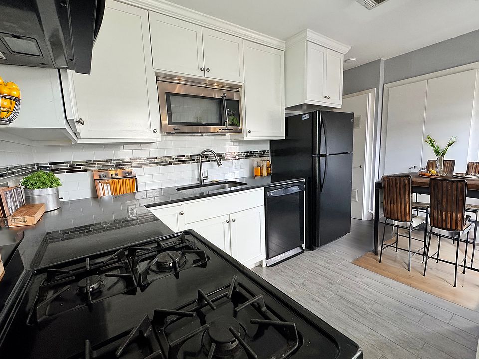 2nd image of 1011 E 6th 1/2 St APT 4