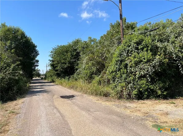 314 N Front St, Holland, TX 76534