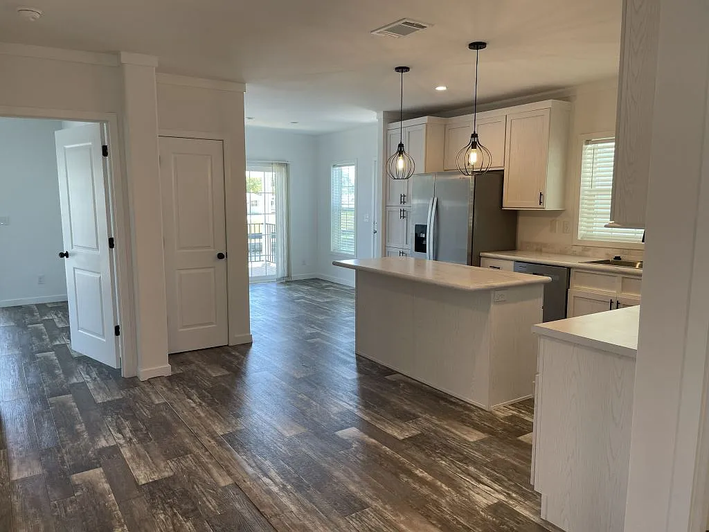 3 bed, 2.0 bath, 1564 sqft, $1,649 — Photo 2