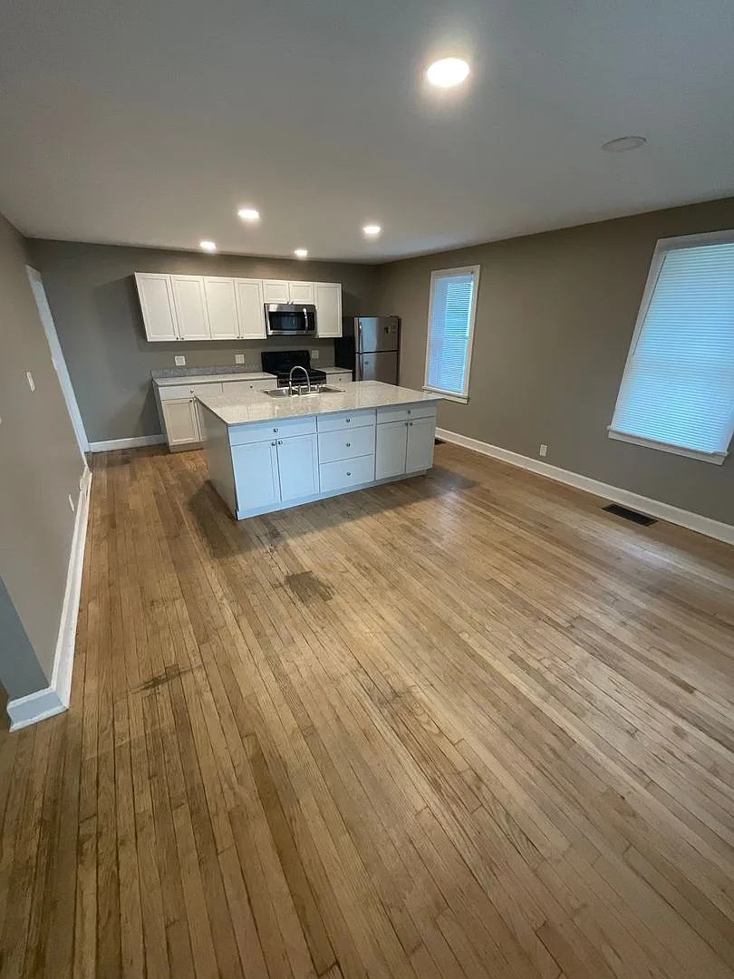 Available August 2028 Large 5 Bed 3.5 Bath House Downtown — Photo 3