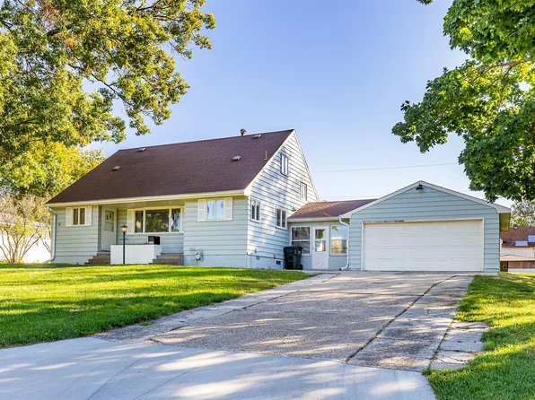 1820 W 3rd St, Perry, IA 50220