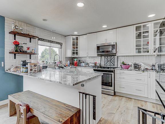 3rd image of 8842 N Jefferson Dr