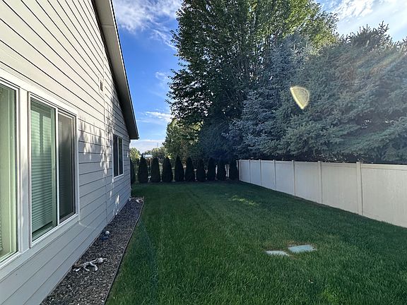 5th image of 327 N Bursera Ave