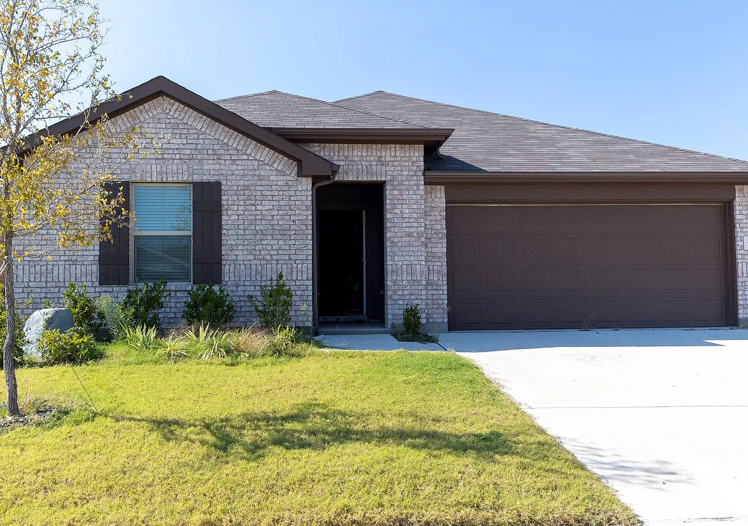 Beautiful Modern 4-Bedroom Home with Open Living Space, Spacious Layout & 2-Car Garage in Krum, TX — Photo 2