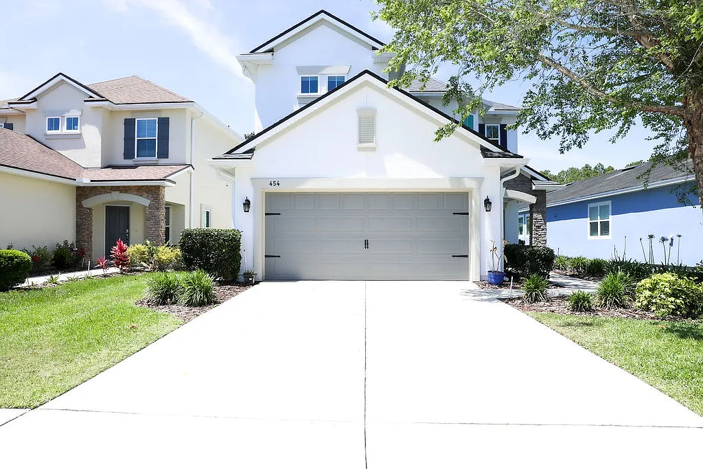 4 bed, 2.5 bath, 2298 sqft, $3,749 — Photo 3