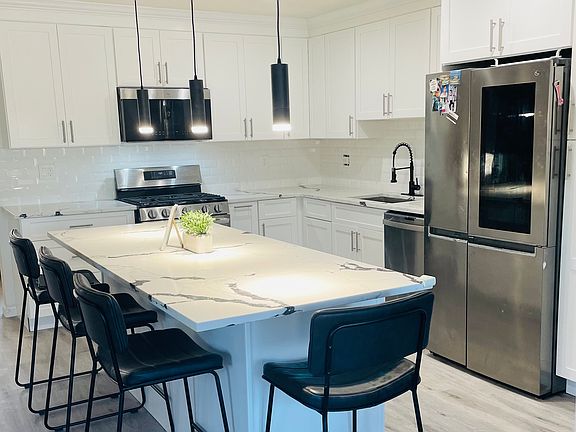 3rd image of 9 Meadow Ln