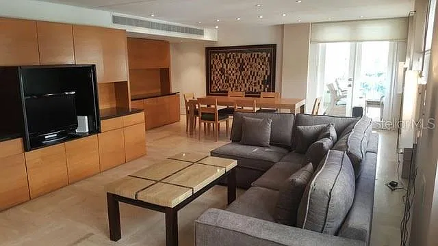 3 bed, 2.5 bath, 1950 sqft, $7,500 — Photo 1