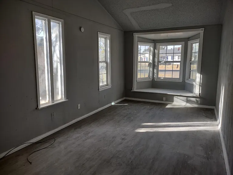 1834 E 1st Pl — Photo 8