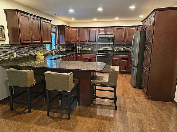 2nd image of 446 Meadow Cir