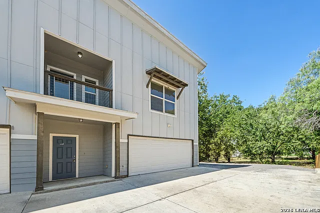 3 bed, 3.0 bath, 2752 sqft, $1,695 — Photo 1