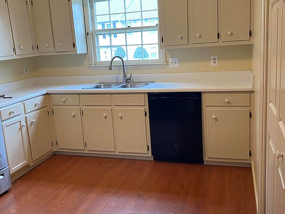 3rd image of 1010 Hickman Road #B3