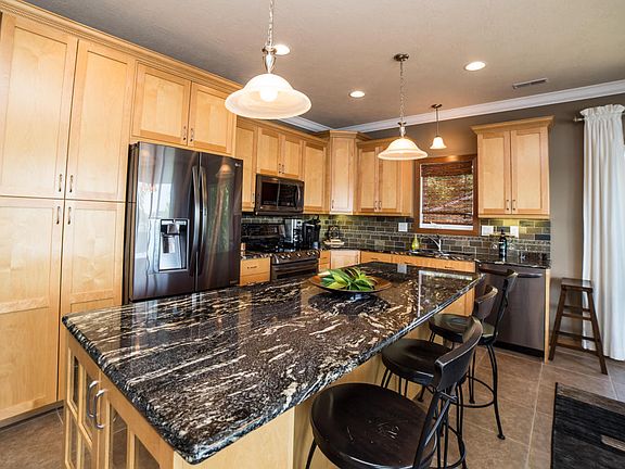 4th image of 304 Lake Dr #B1