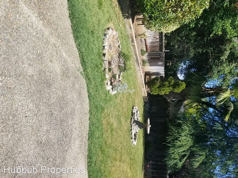 2nd image of 1062 Mistletoe Ln