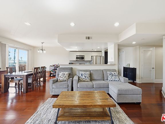 4th image of 147 N Berendo St #301