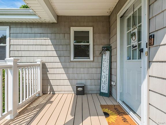 4th image of 360 Bayport Avenue