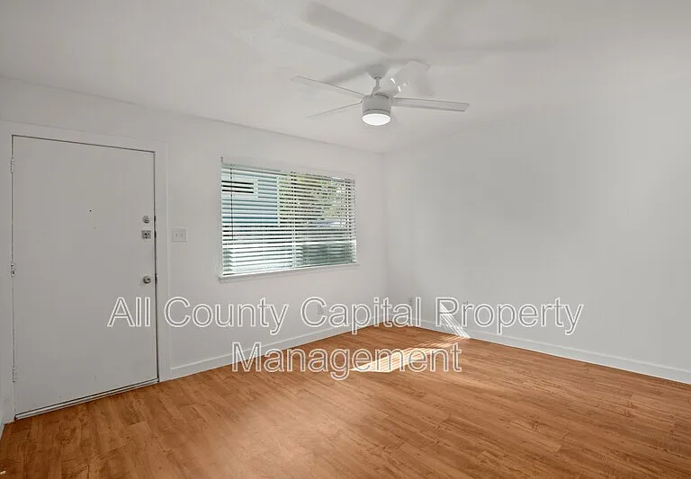 502 W 35th St #105 — Photo 14