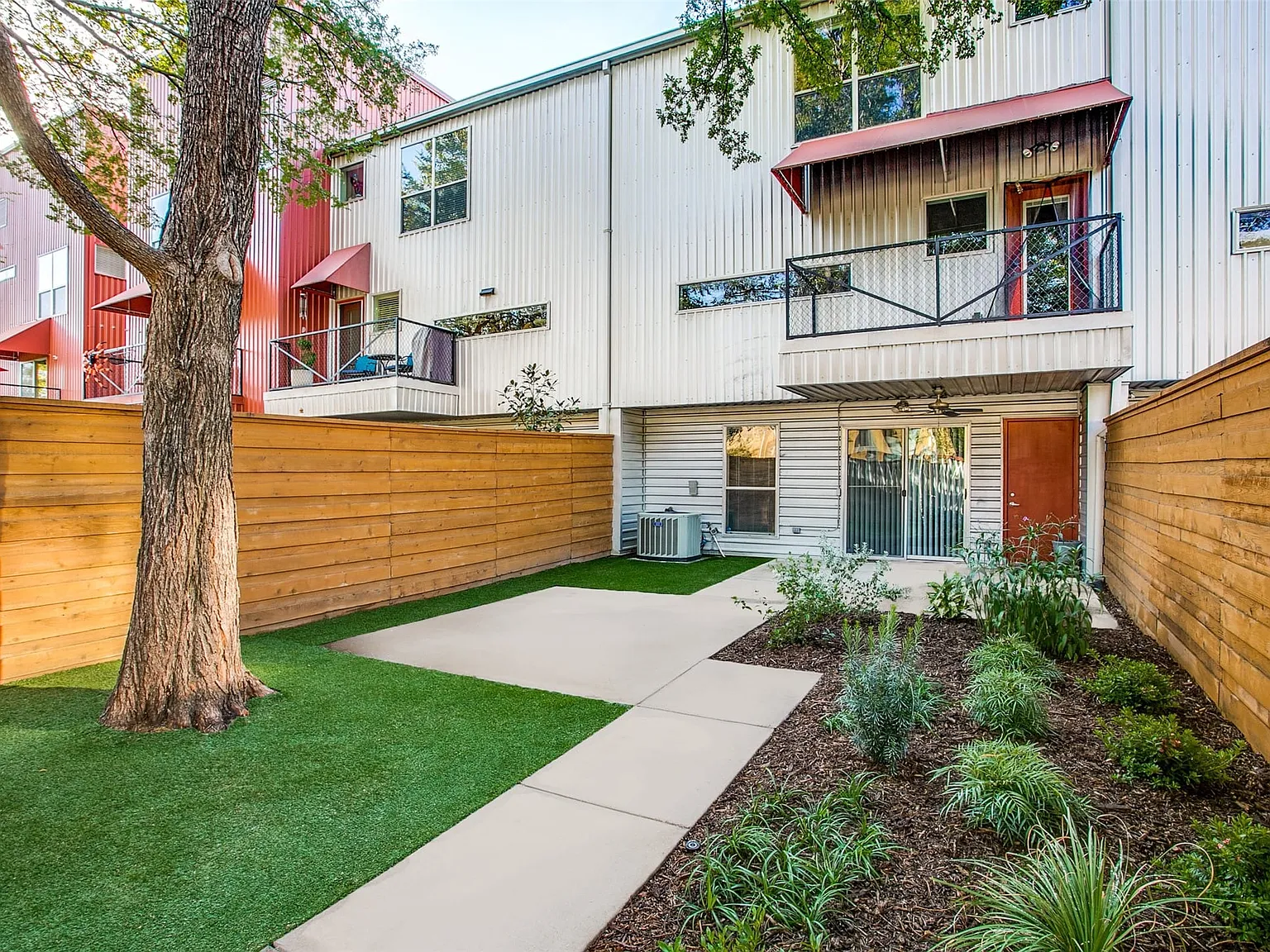3 bed, 2.0 bath, 1974 sqft, $3,475 — Photo 1