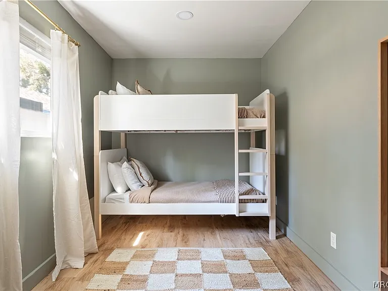 325 E Barker Blvd — Photo 31