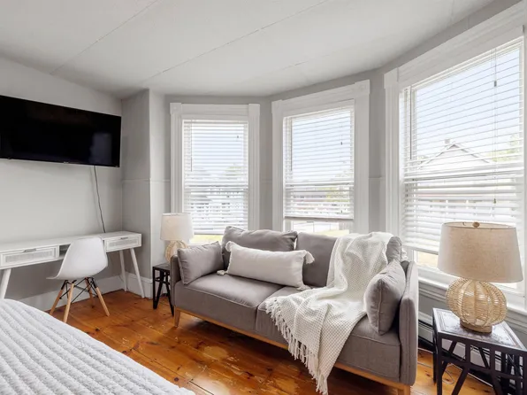 792 Grove St APT 1, Manchester, NH 03103