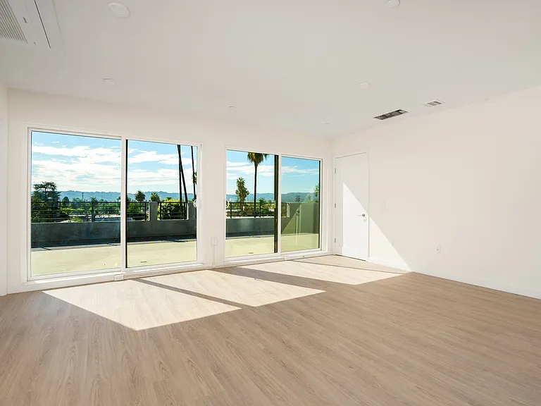 Brand New Luxury Homes! W/D, Balcony & Parking! — Photo 39