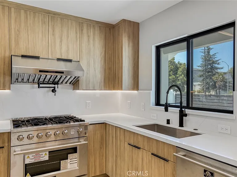 20522 Sherman Way — Photo 10