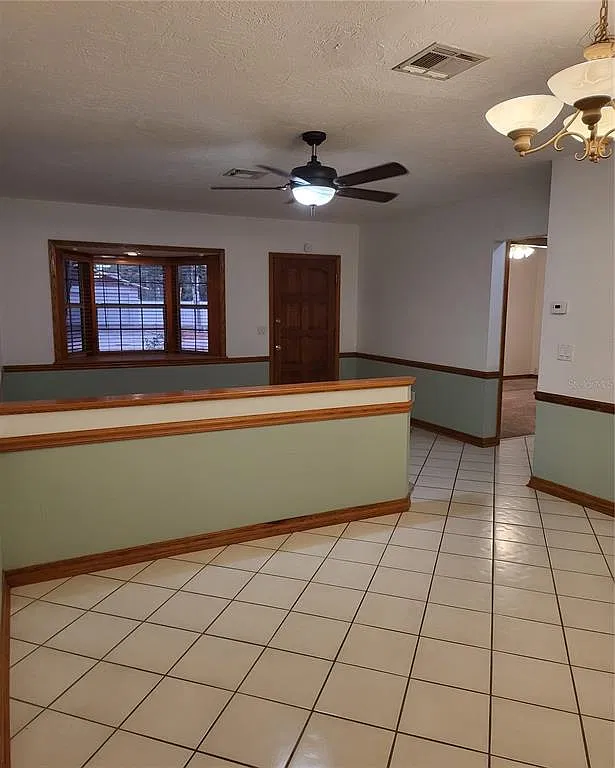 3 bed, 2.0 bath, 1828 sqft, $3,300 — Photo 3