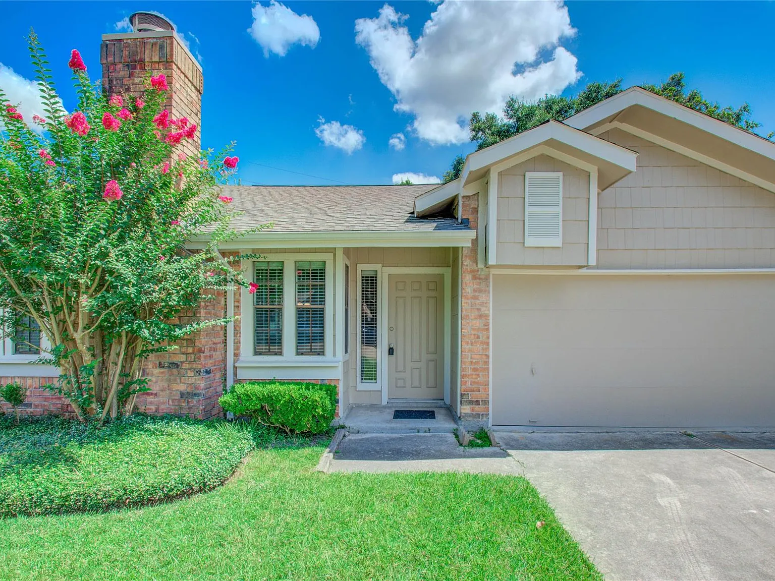 4 bed, 2.0 bath, 2100 sqft, $1,900 — Photo 2