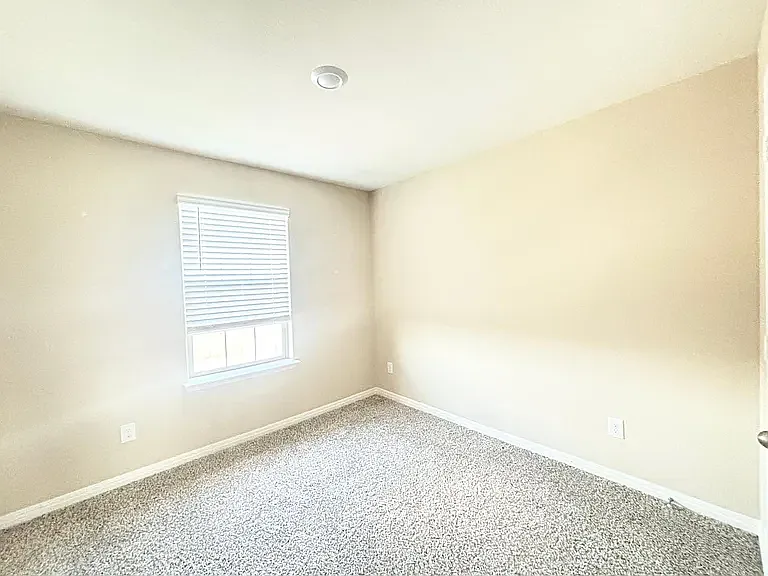 3237 Bowen St — Photo 3