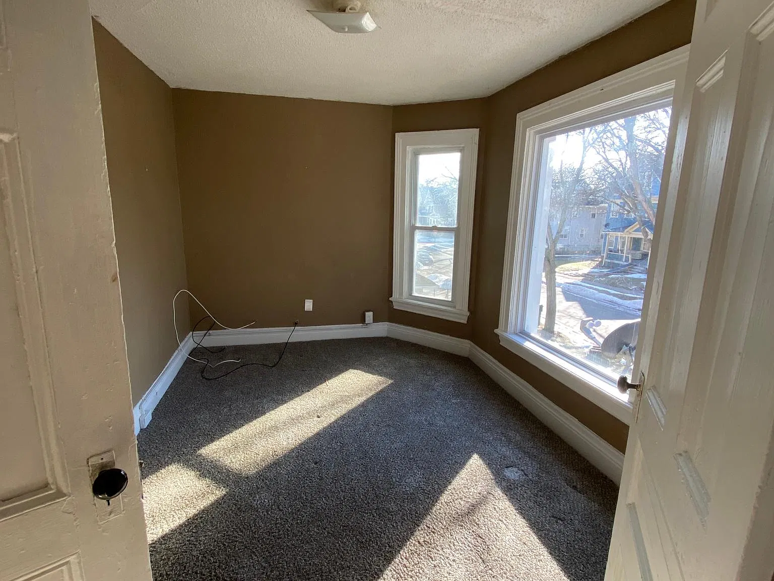 3 bed, 1000 sqft, $1,250 — Photo 2