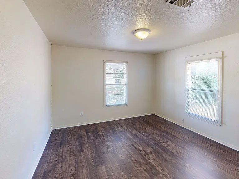 2119 Bernard St — Photo 4