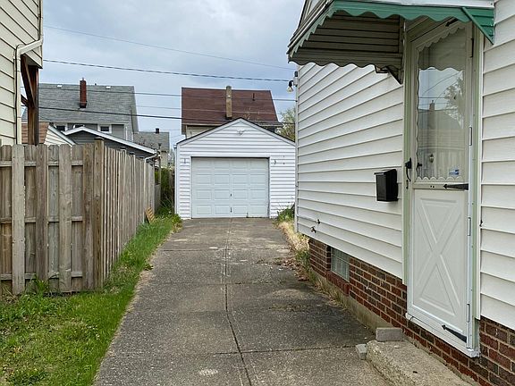 3rd image of 2083 Ferndale Ave