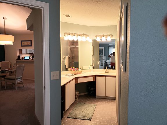 4th image of 320 Pine Hollow Cir #320